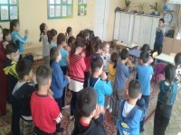 Чтобы быть весь день в порядке, надо сделать нам зарядку