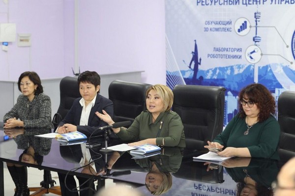 Вице-министр образования и науки Эльмира Суханбердиева провела в Алматы совещание с членами жюри стартовавшего сегодня Республиканского конкурса научных проектов, который впервые пройдёт в онлайн режиме и приветствовала его участников